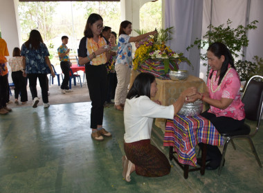 พิธีสรงน้ำพระและรดน้ำ﻿ขอพรเนื่องในประเพณีวันสงกรานต์ ... พารามิเตอร์รูปภาพ 16